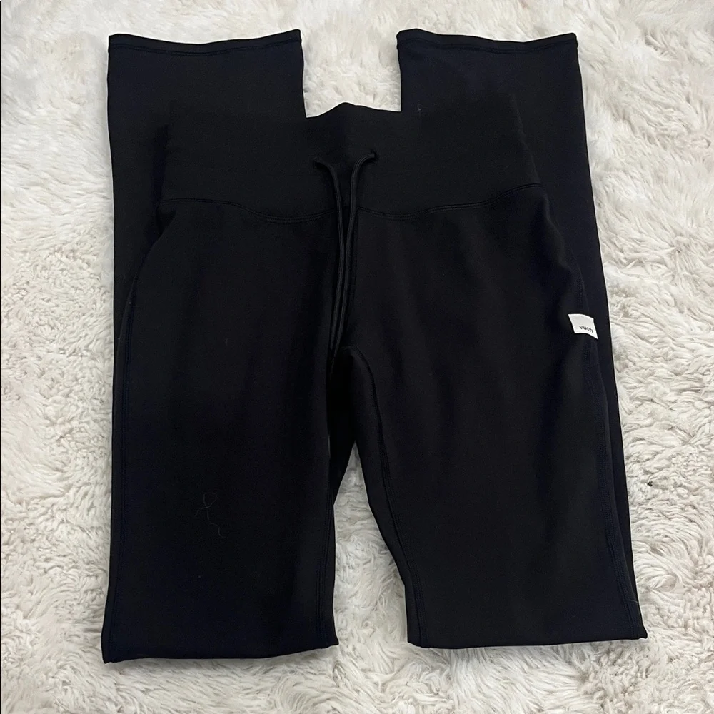 Vuori Flare Black Leggings With Stylish Slit - Picture 4 of 6